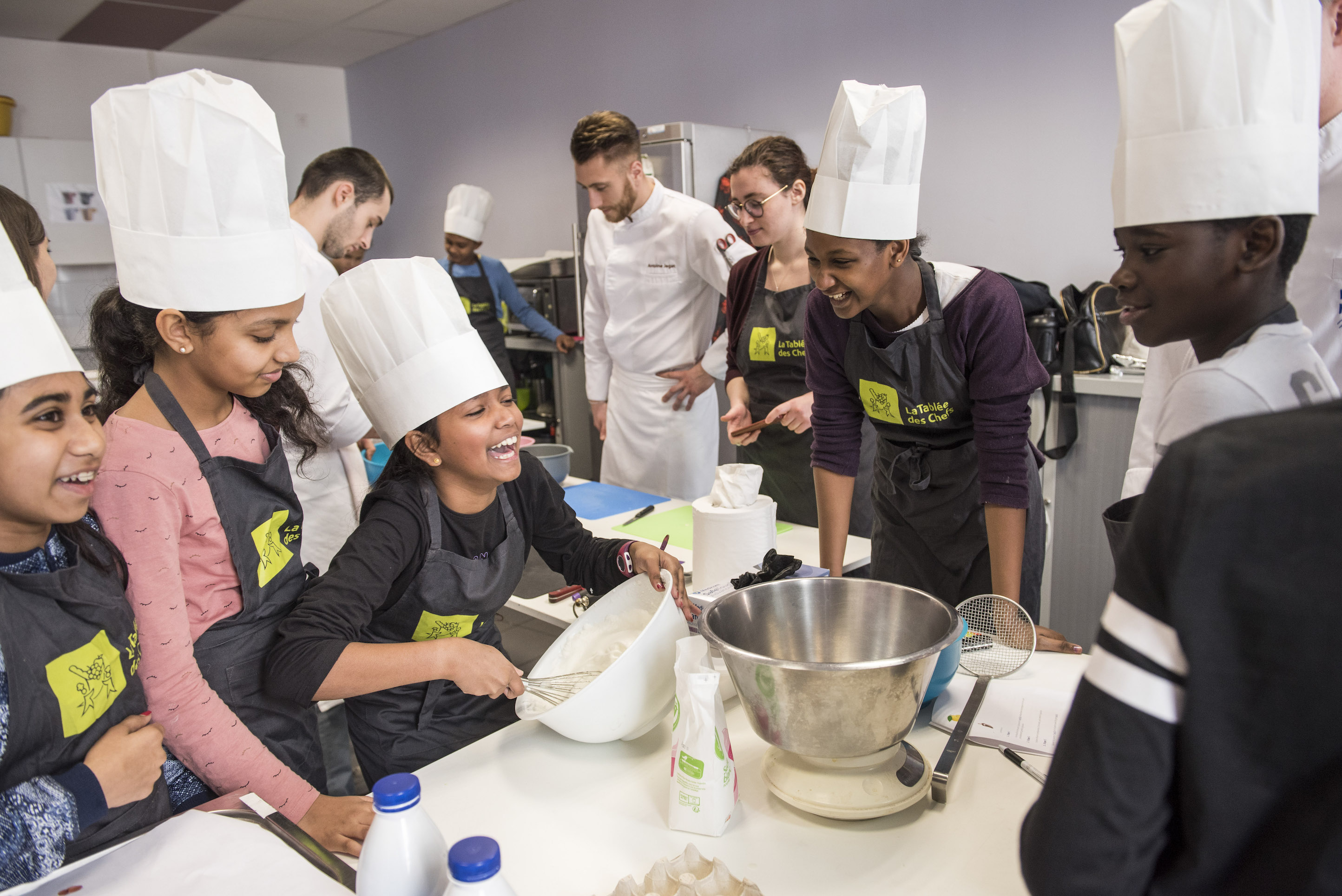 Atelier culinaire organisé par la Tablée des chefs et Fête le mur, avec une partie de la Brigade du restaurant le Braque (Marais), à la Maison pour tous Cesaria Evora, le 27 février 2019.