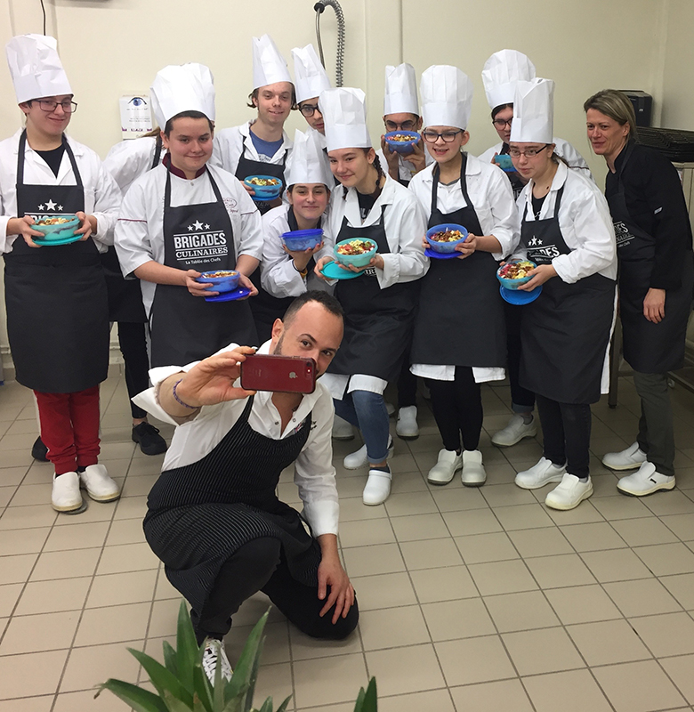 Les collégiens, leur professeur et le chef engagé Nicolas Medkour, lors du lancement des Brigades Culinaires au Collège Victor Hugo de Ham le 28 janvier 2020