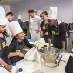 Atelier culinaire organisé par la Tablée des chefs et Fête le mur, avec une partie de la Brigade du restaurant le Braque (Marais), à la Maison pour tous Cesaria Evora, le 27 février 2019.
